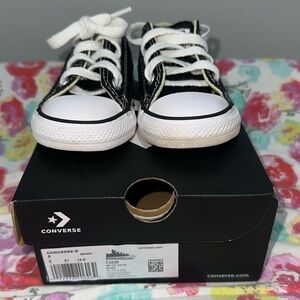Infant converse- Black/ White 
Good condition-worn